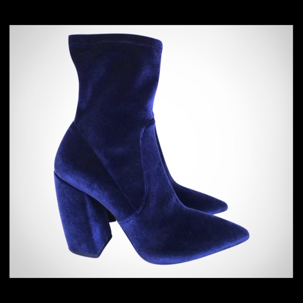 Worn once *PRADA Navy Velvet boots